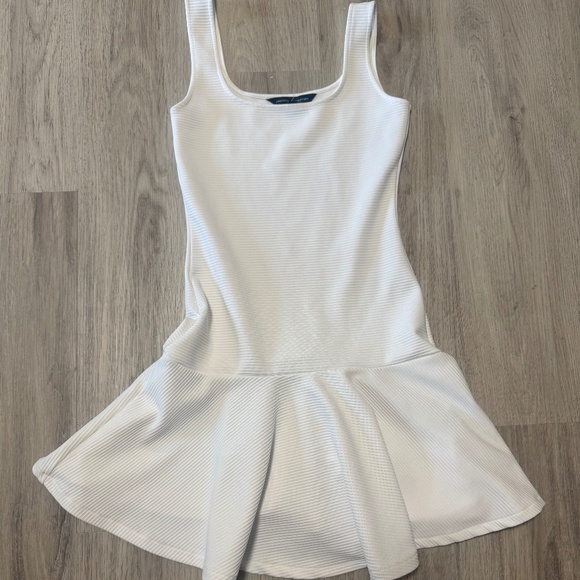 Adorable white dress - Picture 1 of 4